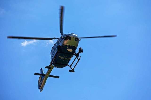 Ein Polizeihubschrauber kreiste am Mittwochabend ber Lrrach (Symbolfoto).  | Foto: Philipp von Ditfurth (dpa)