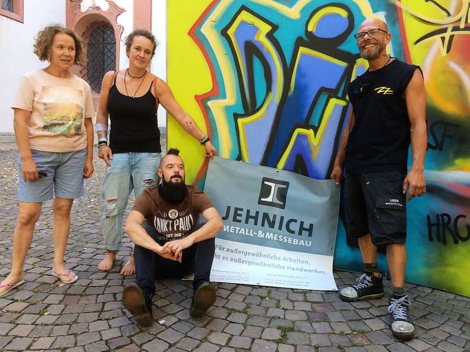 Sebastian Dessecker (rechts) hat eine ...nd Gudrun Zimmermann (links) zu sehen.  | Foto: Annemarie Rsch