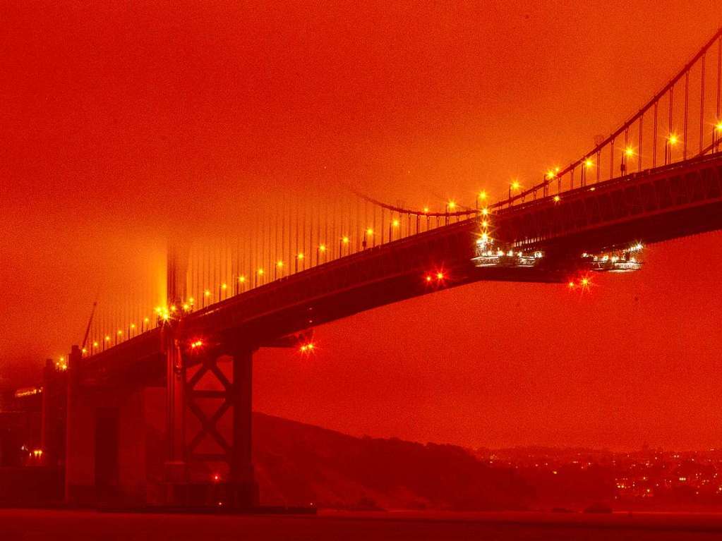 Die Golden Gate Bridge in San Francisco umhllt von Rauch