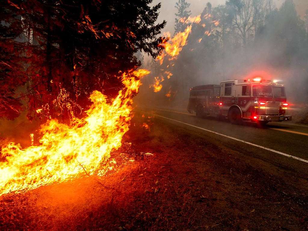 In ganz Kalifornien waren laut einem Lagebericht der Feuerwehr von Sonntag zuletzt mehr als 14 800 Einsatzkrfte damit beschftigt, 23 grere Brnde einzudmmen.
