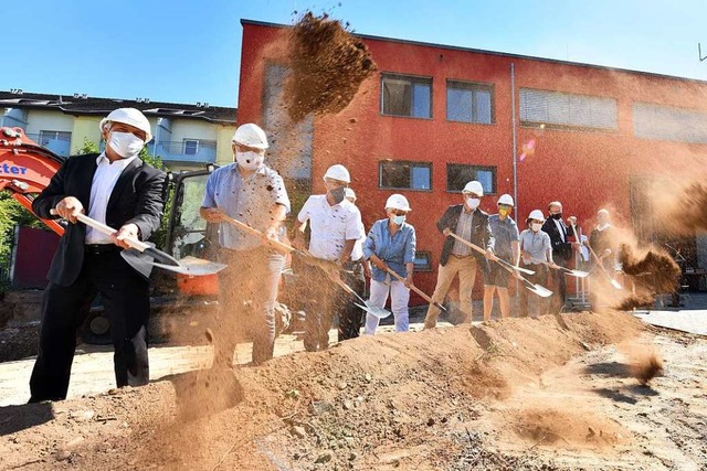 Ordentlich gestaubt hat&#8217;s beim g...lichen Spatenstich bei der Feuerwache.  | Foto: Rita Eggstein