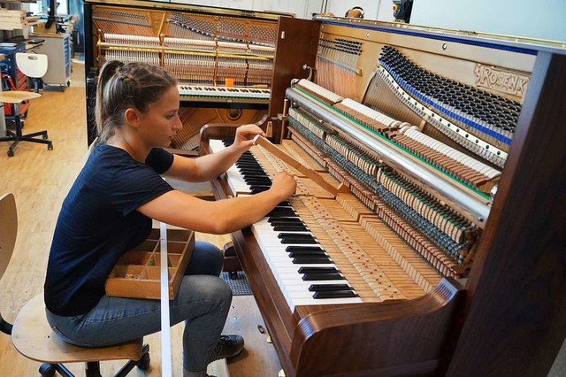 &#8222;Mit Handgriffen von der Stange ...Johanna Frey bei der Arbeit am Klavier  | Foto: Christine Storck-Haupt