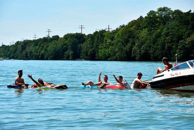 An heien Sommertagen suchen viele Abk...hier die Waggis-Clique Wyhlen im Juli.  | Foto: Heinz und Monika Vollmar