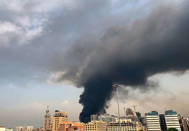Eine schwarze Rauchsule steht am Donnerstag ber dem Hafen von Beirut  | Foto: JOSEPH EID (AFP)