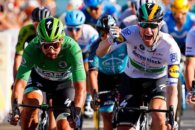 Sam Bennett berfhrt als Sieger der z... die Ziellinie bei der Tour de France.  | Foto: - (dpa)