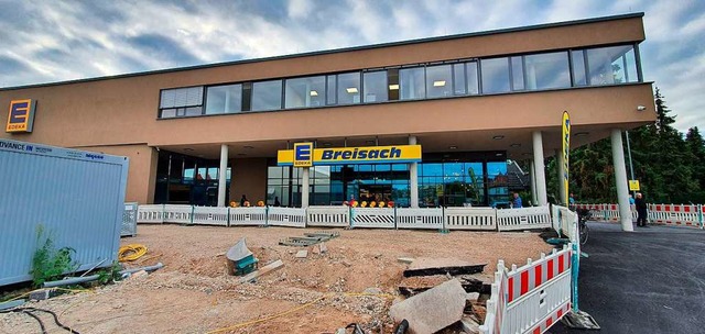 Der  Breisacher Edeka-Markt hat sein n...  werden derzeit noch  fertiggestellt.  | Foto: Julius Wilhelm Steckmeister