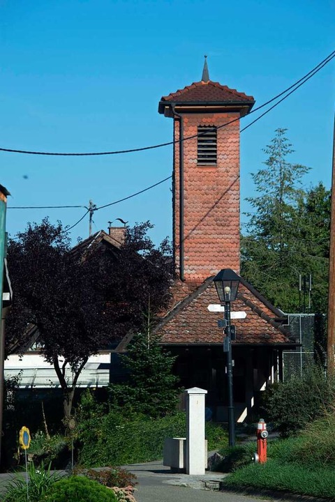 Die Uhr im kleinen Turm in der Dorfmitte wird bis heute von Hand aufgezogen.  | Foto: Volker Münch