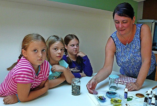 Tina Mller giet mit Kindern Seife.  | Foto: Nina Herrmann