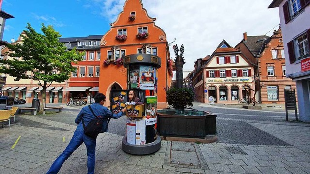 Netter Werbegag: Eine lebendige Litfa...neue Kulturprogramm in der Innenstadt.  | Foto: Karl Kovacs