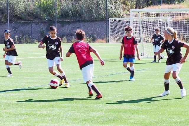 Der FC St. Pauli ist zu Gast in Weil am Rhein und bespat 40 Kinder