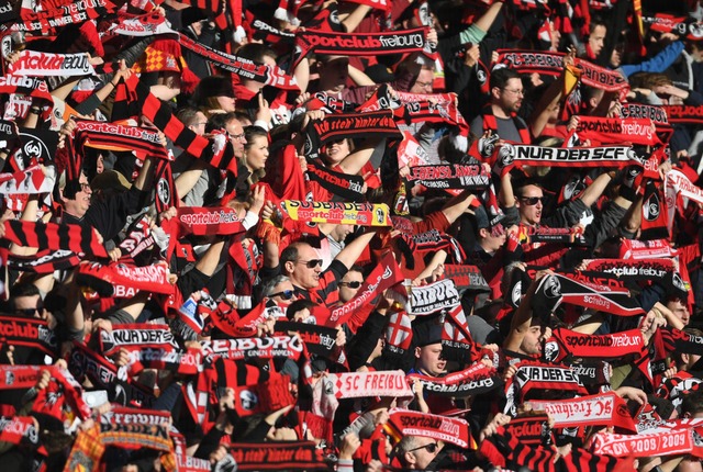 So dicht gedrngt werden die Fans vorerst nicht wieder im Stadion jubeln drfen.  | Foto: Patrick Seeger (dpa)