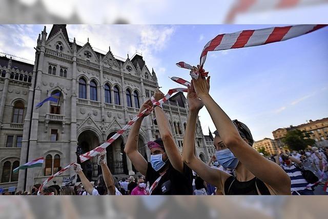 Ein rot-weies Band steht fr Solidaritt