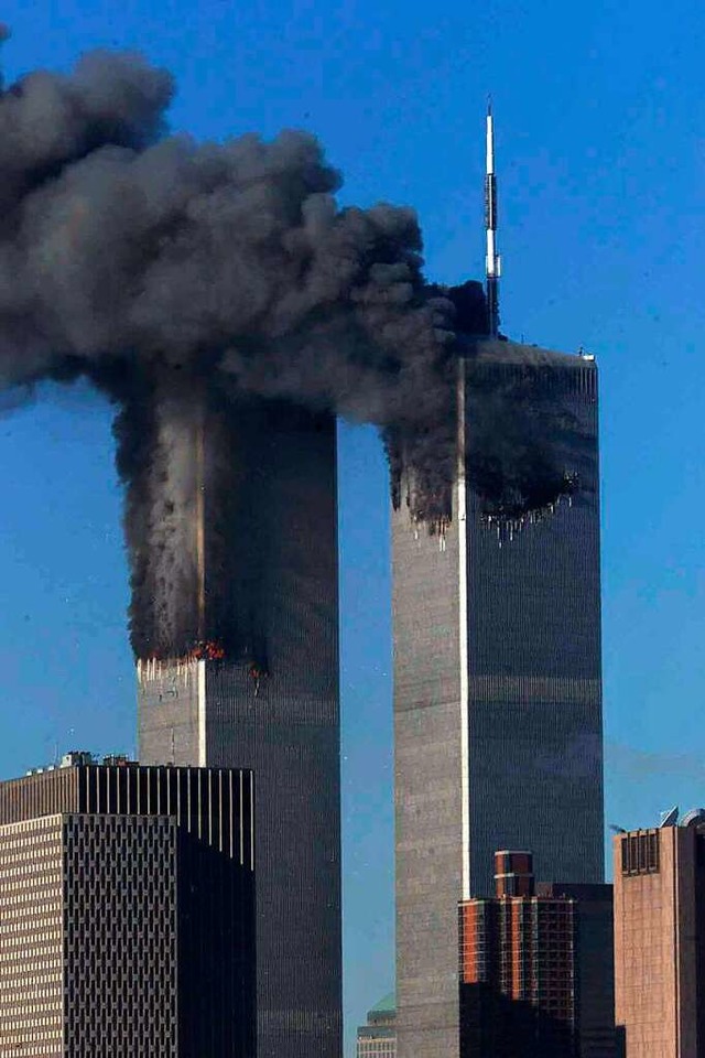 Das World Trade Center in New York brennt nach dem Terrorangriff.  | Foto: Jason Szenes