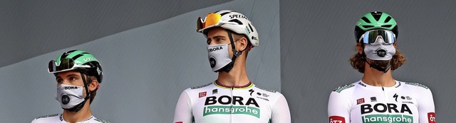 Maskenparade des deutschen Bora-Hansgr...hachmann,  Peter Sagan und  Daniel Oss  | Foto: Thibault Camus (dpa)