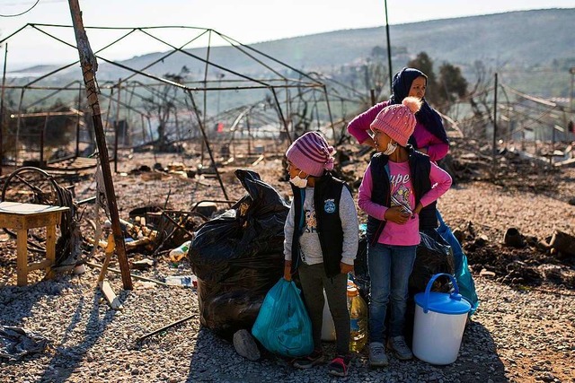 Mehrere Grobrnde haben das Flchtlin...rt. Tausende Menschen sind obdachlos.  | Foto: Socrates Baltagiannis (dpa)