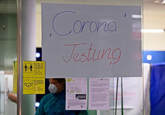 Teststation an einem Flughafen (Symbolbild)  | Foto: Robert Michael (dpa)