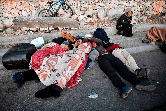 Viele Bewohner des Camps verbrachten d... Menschen an der Strae nach Mytilini.  | Foto: LOUISA GOULIAMAKI (AFP)