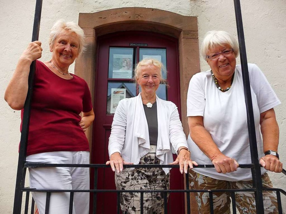 Sieglinde Bock, Christel Meyer und Bar...alkreis vor der Tür des Inselhäuschens  | Foto: Katja Rußhardt