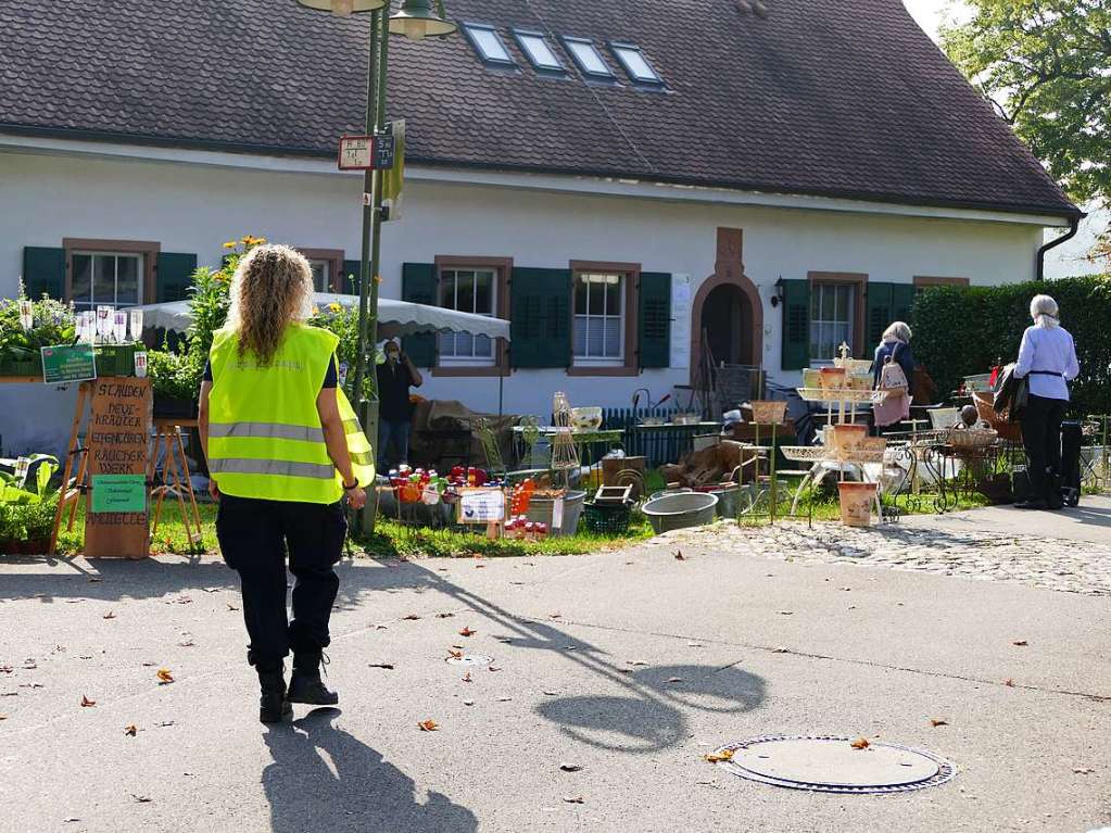 Ordner kontrollieren, ob alle das Hygienekonzept befolgen.