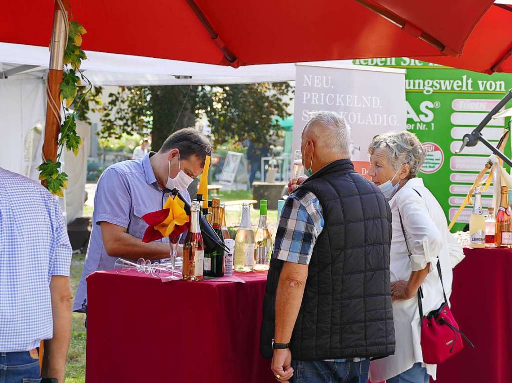 Bei der Wein-Verkstigung darf die Maske kurz abgenommen werden.