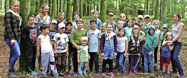 Die Waldkinder und das Betreuungsteam:...wie Initiatorin Daniela Krebs (rechts)  | Foto: Michelle Gntert