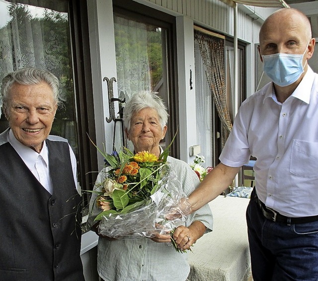 Corona-gerechte Gratulation:  Brgerme... Rdiger Ahlers und das Ehepaar Khler  | Foto: Manfred Lange
