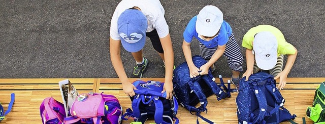 Schulkinder stellen ihre Ruckscke ab.   | Foto: Soeren Stache (dpa)