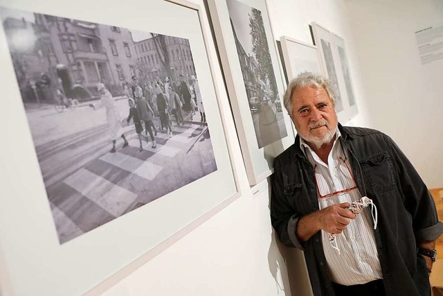 Fotograf  Rolf Dieterle vor einem Bild...ruppe ber den Zebrastreifen geleitet.  | Foto: Christoph Breithaupt