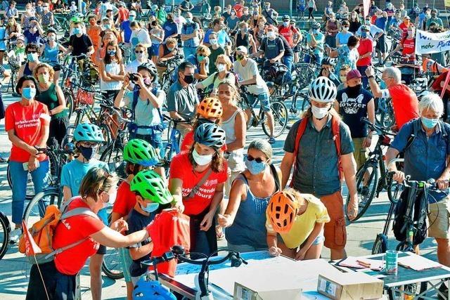 700 Radfahrer demonstrieren in Freiburg fr eine Verkehrswende