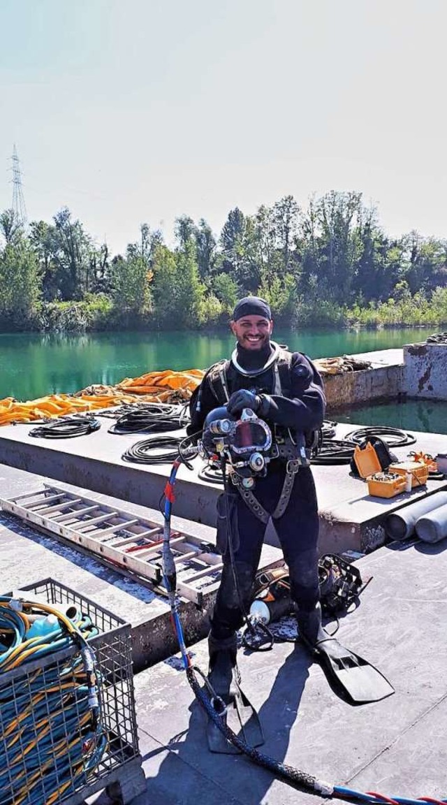 Ehsan Kheradmandan in  Taucherkluft be...atz an einem Baggersee in Norditalien.  | Foto: privat