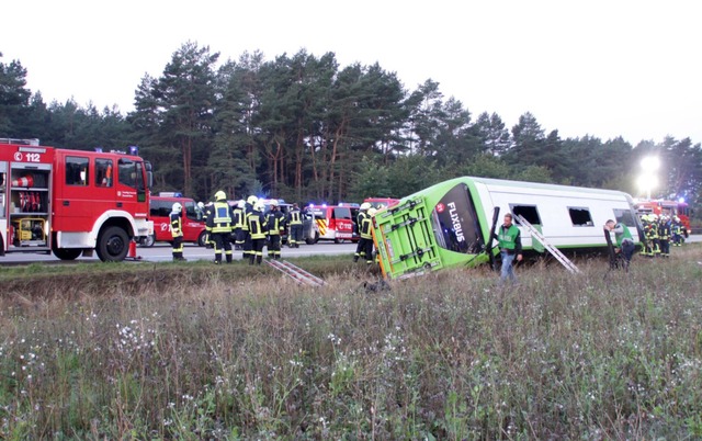 Fernbus in Mecklenburg-Vorpommern umgekippt &#8211;  31 Verletzte  | Foto: Ralf Drefin (dpa)