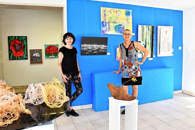 Ellen Mosbacher (links) und Marga Golz...Ausstellung des Vereins Bildende Kunst  | Foto: Barbara Ruda