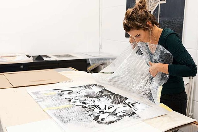 Stefanie Imgraben bei den Vorbereitungen zur Ausstellung  | Foto: Colab Gallery