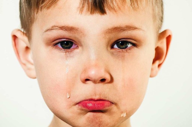 Kinder weinen noch oft aus Schmerz, l...ll: Es lst bei anderen Mitgefhl aus.  | Foto: Marina  (stock.adobe.com)