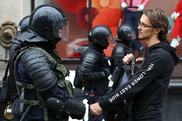 Ein belarussischer Polizist kontrollie...en die Wahl vom 9. August protestiert.  | Foto: -
