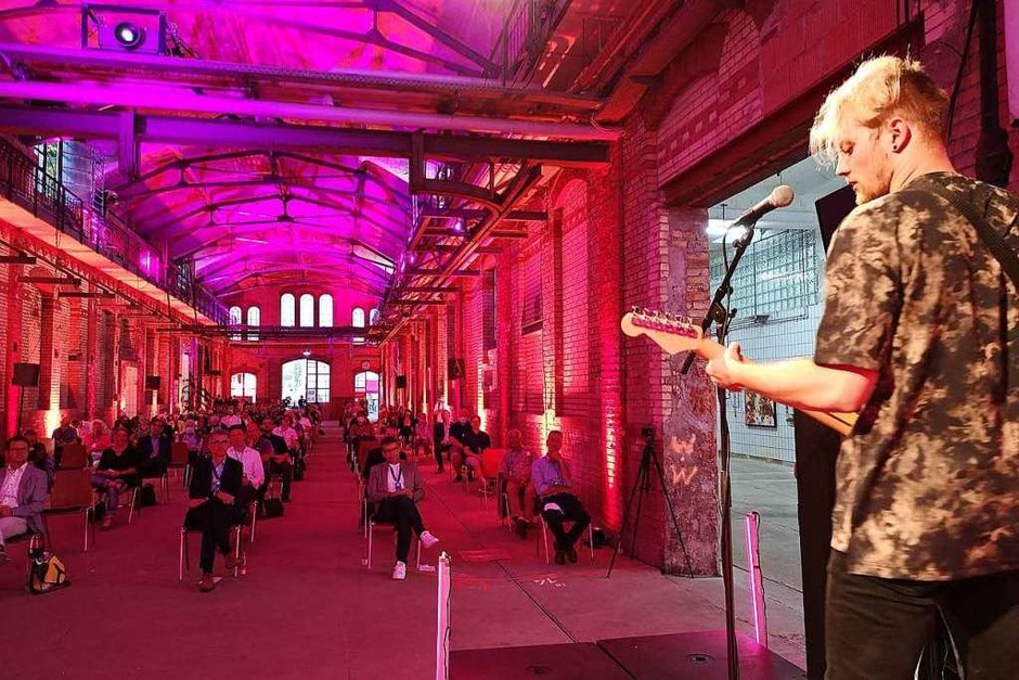 Canvas 22 heißt das künftige Zentrum für Kultur, Kreativwirtschaft und Start-ups. 68 Künstler, die sonst bei den offenen Ateliers teilgenommen hätten, haben sich an der Gemeinschaftsausstellung im ehemaligen Schlachthof beteiligt. (Foto: Ralf burgmaier, Armin Krüger) Canvas 22 heißt das künftige Zentrum für Kultur, Kreativwirtschaft und Start-ups. 68 Künstler, die sonst bei den offenen Ateliers teilgenommen hätten, haben sich an der Gemeinschaftsausstellung im ehemaligen Schlachthof beteiligt. (Foto: Ralf burgmaier, Armin Krüger)