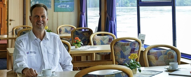 Sven Schieel spricht  bei einem Kaffe...n ber seine Arbeit als Schiffsfhrer.  | Foto: Nico Talenta