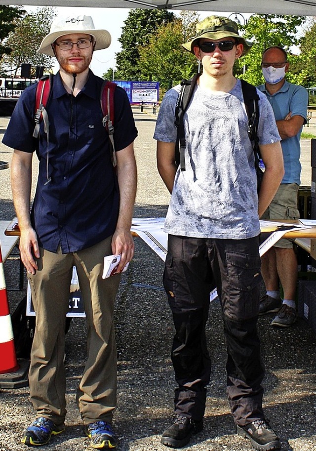 Arno Riesterer (links) und Tobias Rein...r 15 Kilometer zum Gabler Eck wandern.  | Foto: Laetitia Barnick