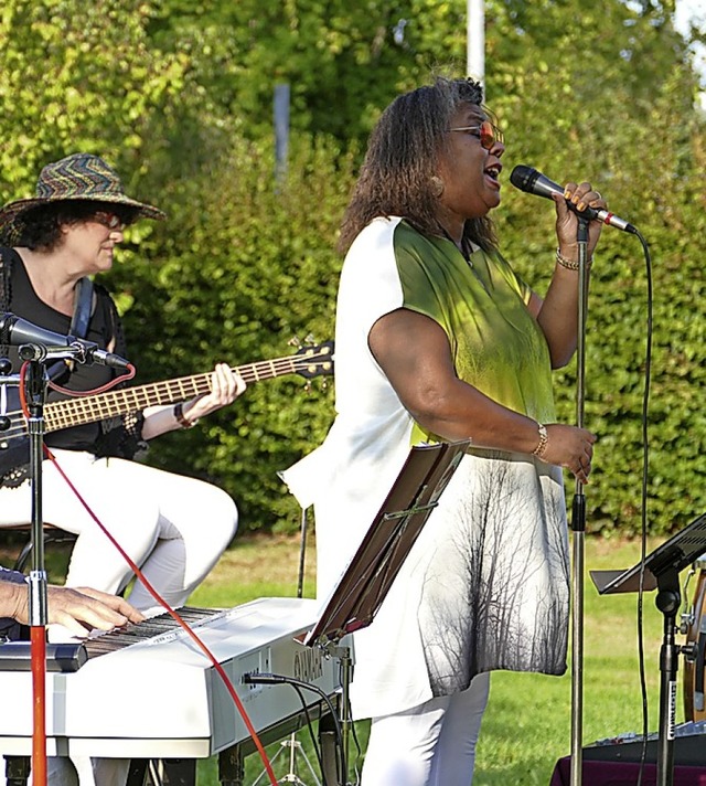 Sandy Williams (im Bild) und Steffi La...ten fr Stimmung im Steinener Freibad.  | Foto: Martina David-Wenk