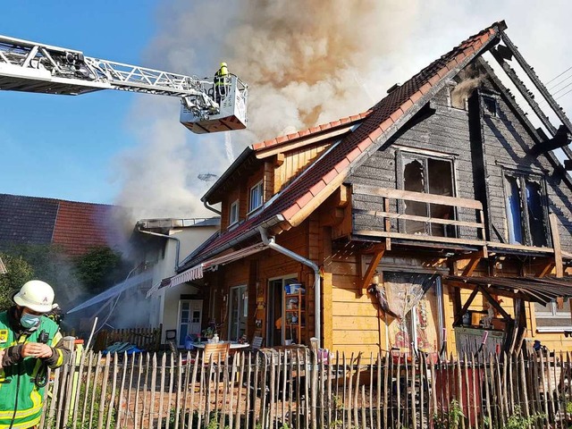 Trotz der Lscharbeiten durch starke E...te das Feuer im Haus immer wieder auf.  | Foto: Wolfgang Knstle