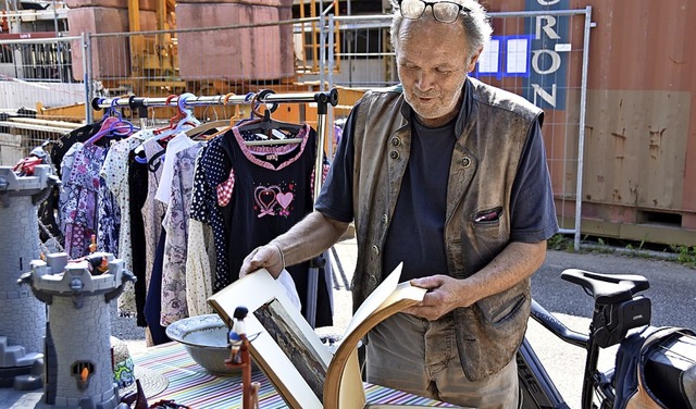 Eine Fundgrube fr Rares bot der Flohmarkt auch fr  Peter Fritz.  | Foto: Angelika Schmidt