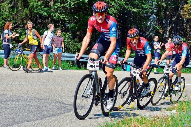 Mit gengend Abstand feuern  Zuschauer...en Strecke zum Schauinslandgipfel an.   | Foto: Michael Bamberger