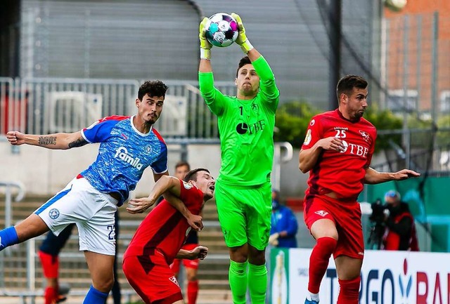 Rielasingens Torwart Dennis Klose, ehe...usste aber hufig hinter sich greifen.  | Foto: Frank Molter (dpa)