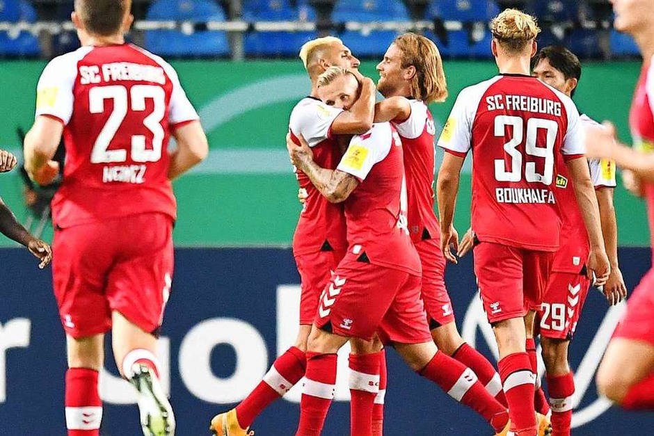 Vincenzo Grifo und Lukas Höler herzen ihren Teamkollegen Jonathan Schmid, nachdem er den SC zum 2:1 in Führung geschossen hat. (Foto: Achim Keller/SC Freiburg) Vincenzo Grifo und Lukas Höler herzen ihren Teamkollegen Jonathan Schmid, nachdem er den SC zum 2:1 in Führung geschossen hat. (Foto: Achim Keller/SC Freiburg)