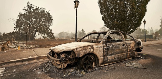 Verbrannte Straenzge: Die Stadt Tale...litt schwere Schden durch das Feuer.   | Foto: Tobias Nolan (dpa)