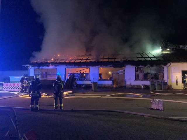 Komplett ausgebrannt ist das einstcki...plosionsartige Gerusche gehrt haben.  | Foto: Roland  Spether