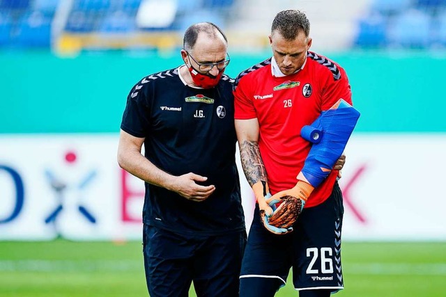 Torwart mit Schiene: Mark Flekken am Sonntag.  | Foto: Uwe Anspach (dpa)