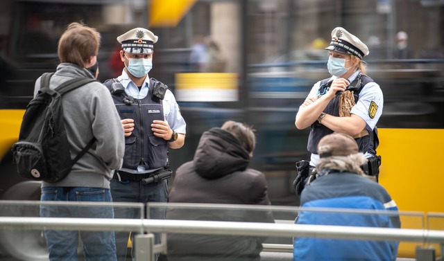 Fast immer, so die Behrden unisono, h...gen zu geringen Abstands (Symbolbild).  | Foto: Sebastian Gollnow (dpa)