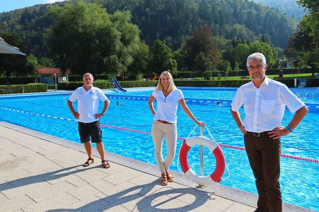 Bademeister Gerd Tscheulin (links), di...bad ihr Resmee der Schwimmbadsaison.   | Foto: Gerd Leutenecker
