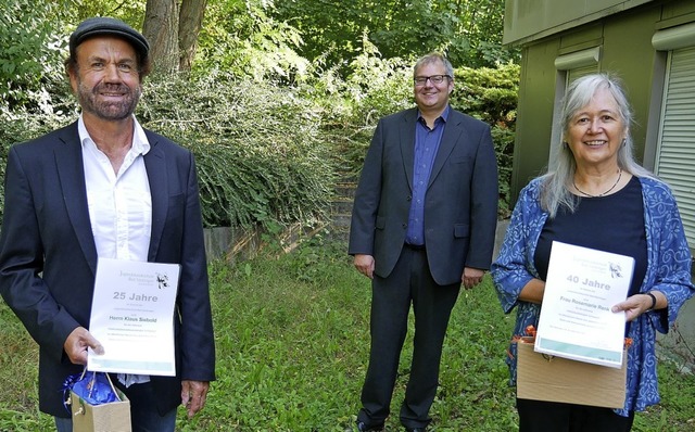 Die JMS-Lehrer Klaus Siebold und Rosem..., hinten Brgermeister Alexander Guhl   | Foto: Michael Gottstein